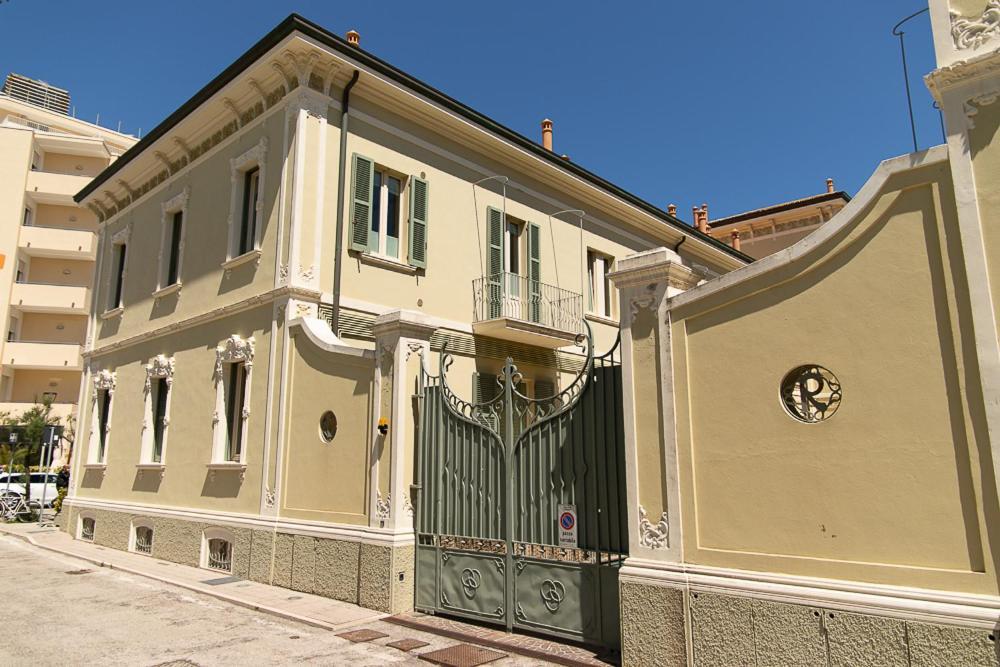 Zara D'Amare A Pesaro 10 Metri Dalla Spiaggia By Yohome Exterior photo